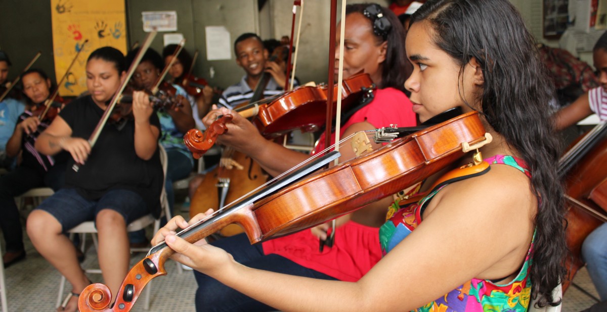 Brazilfoundation Orquestra de Cordas da Grota RECICLARTE Música Jovens Crianças Children ONG Projeto Social Social Project