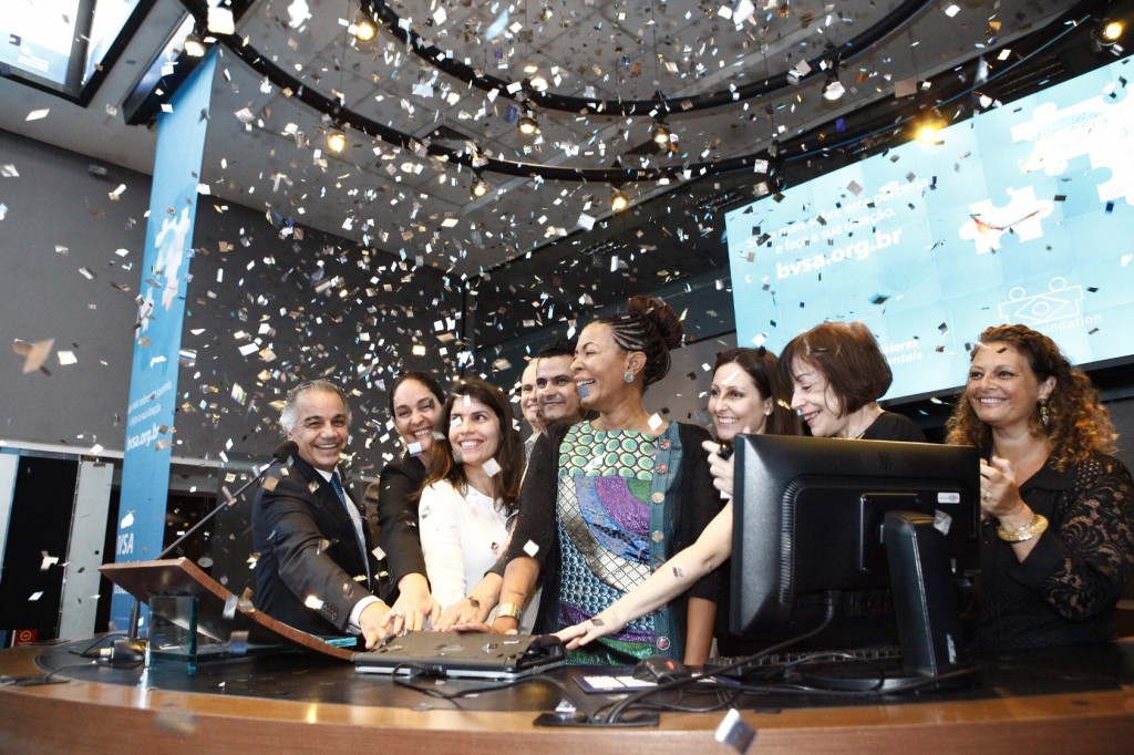 Edemir Pinto, CEO of BM&FBOVESPA, Patricia Lobaccaro, President and CEO of BrazilFoundation and representatives of NGOs participating in the symbolic ringing of the opening bell
